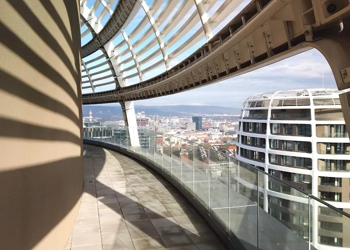 Skypark, Luxusny S Parkovanim Vo Vyske Apartmán Bratislava