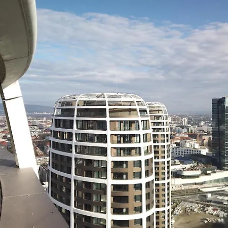 Skypark, Luxusny S Parkovanim Vo Vyske *