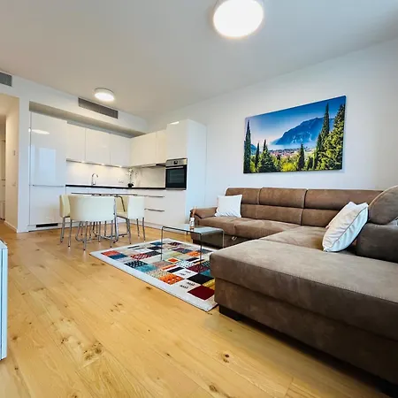 Skypark, Luxusny S Parkovanim Vo Vyske Apartament Bratislava